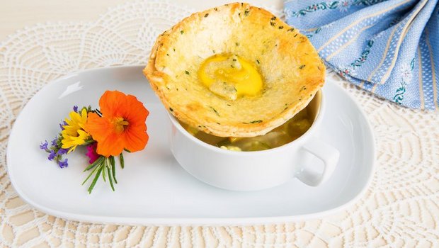 «SRF bi de Lüt Landfrauenküche»: Die Vorspeise von Anita Estermann Gedeckte Gemüsesuppe mit Überraschung. (Bild Ueli Christoffel/SRF)