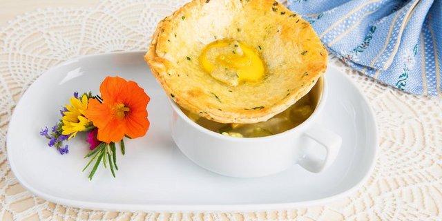 Gedeckte Gemüsesuppe mit Überraschung. (Bild Ueli Christoffel/SRF)