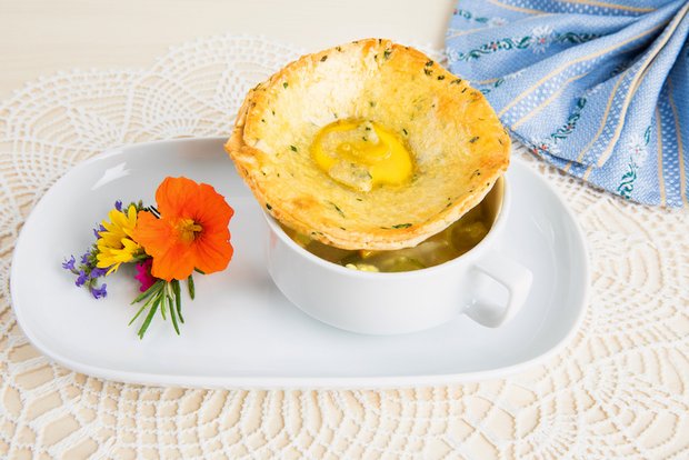 «SRF bi de Lüt Landfrauenküche»: Die Vorspeise von Anita Estermann Gedeckte Gemüsesuppe mit Überraschung. (Bild Ueli Christoffel/SRF)