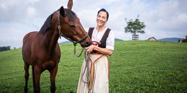 Auf dem Betrieb in Rifferswil ist Maya Baer unter anderem für die Pferde zuständig (Bild Ueli Christoffel/SRF).