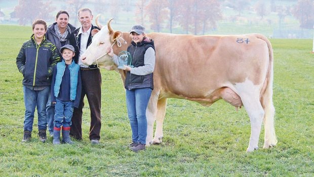 Martina und Willy Birrer mit den Kindern Dominic, Christian und Giuliana (v. l.) und ihrer Simmentaler-Schönheit Dubai, die weiss, was sie will.