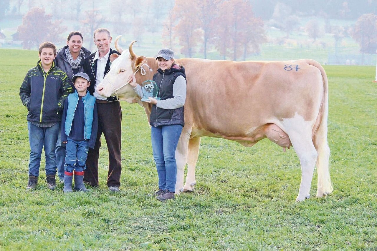 Martina und Willy Birrer mit den Kindern Dominic, Christian und Giuliana (v. l.) und ihrer Simmentaler-Schönheit Dubai, die weiss, was sie will.