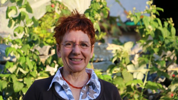 Eveline Dudda hat Landwirtschaft mit Schwerpunkt Pflanzenbau studiert, ist ausgebildete Erwachsenenbildnerin und Biogarten-Kursleiterin. (Bild zVg / Guido Gschwend)