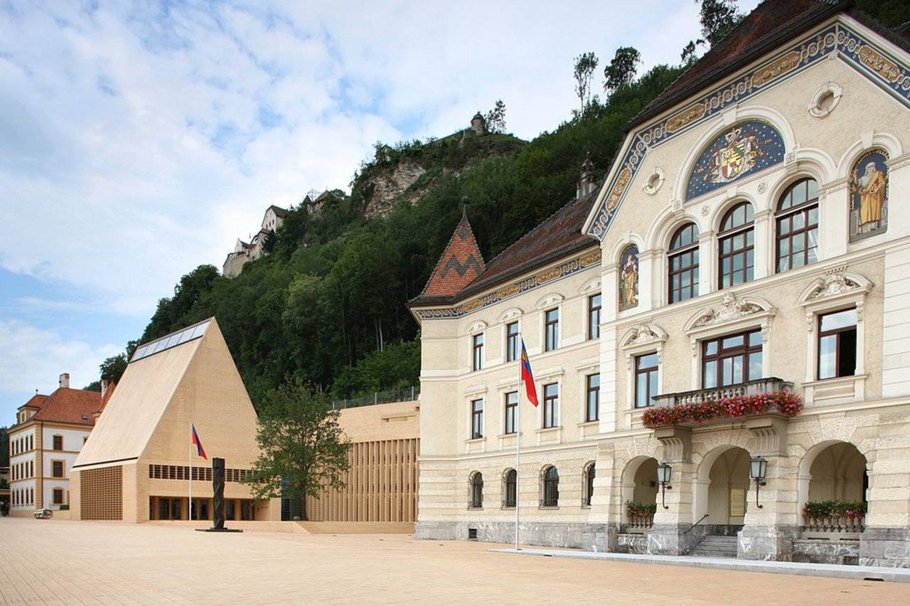 Das Liechtensteiner Regierungsgebäude (rechts) und das Landtagsgebäude in Vaduz. (Bild Presse- und Informationsamt, Vaduz) 