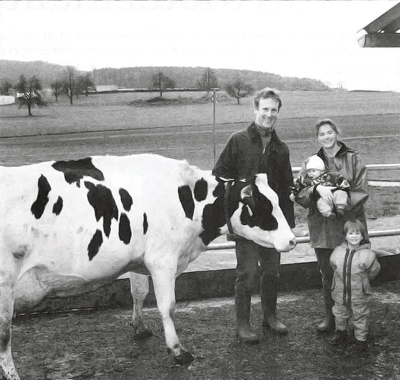 Christof und Maria Koch mit Michaela (stehend) und Julia Anfang 2002 in der BauernZeitung. (Bild Norbert Rechsteiner)