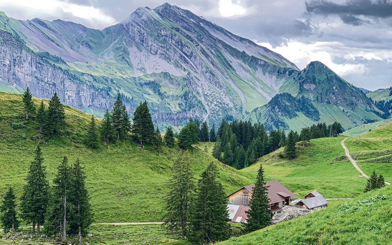 Die Alp Unterst-Hütte auf Niederbauen ist eingebettet in schönster Bergwelt – im Hintergrund der Schwalmis. 
