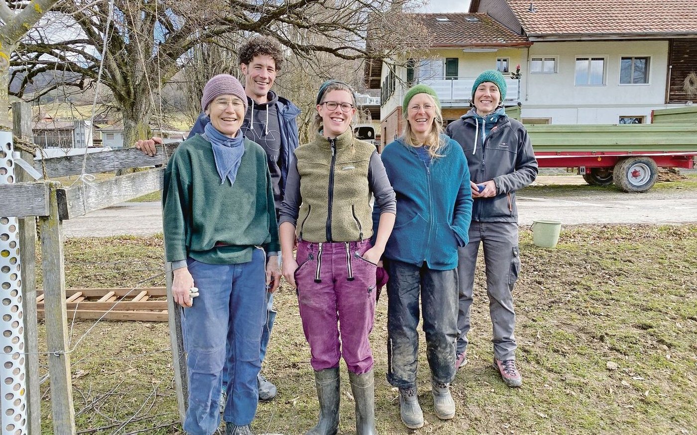 Maria Jakob (Mitte) bildet zusammen mit Anna-Katharina Zbären, Niculin Töndury, Marion Salzmann und Ursina Töndury die Hofgruppe des Radiesli, die die Betriebsführung übernimmt. 