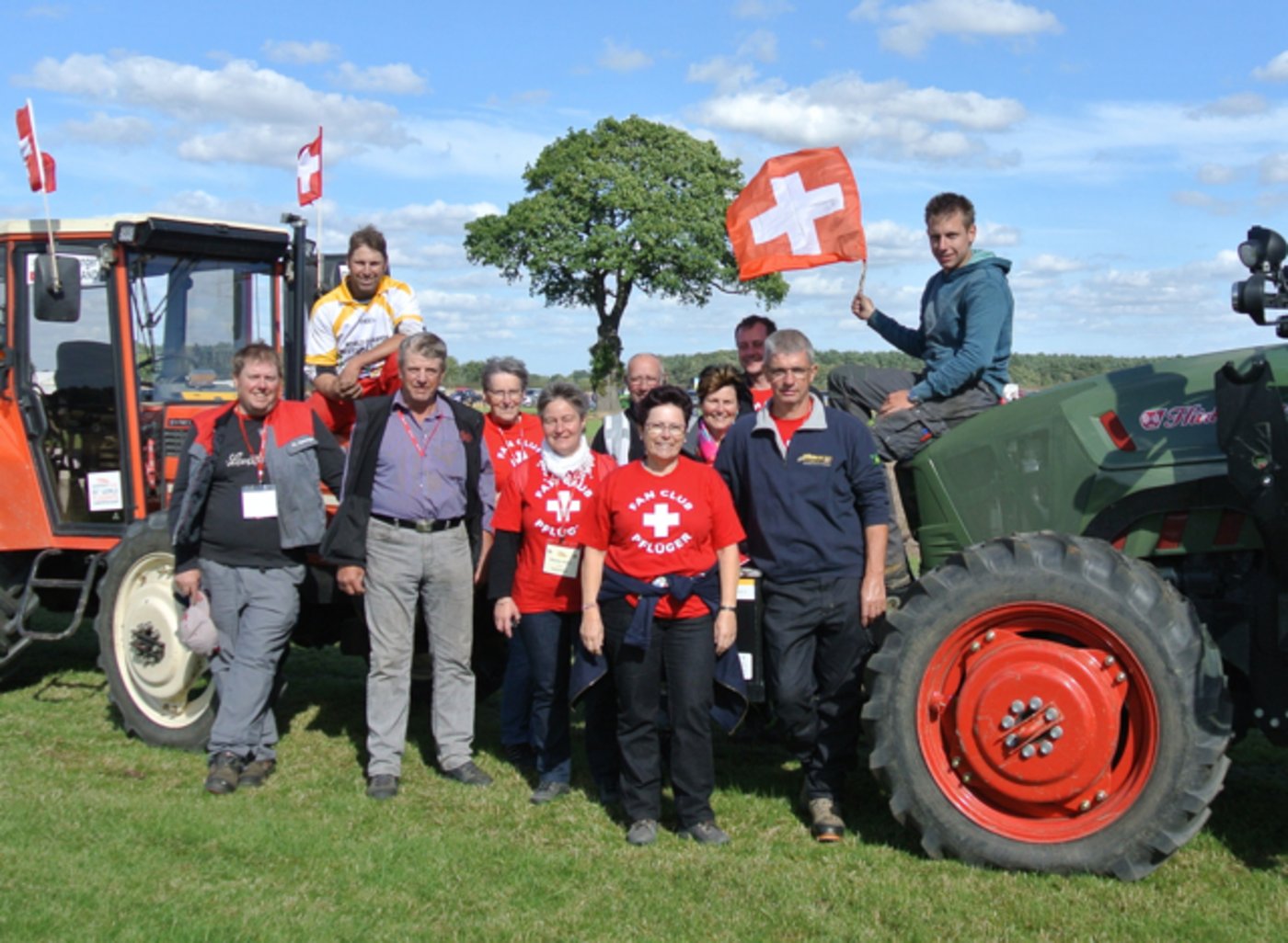 Die beiden erfolgreichen Wettpflüger mit samt Team und Familien. 