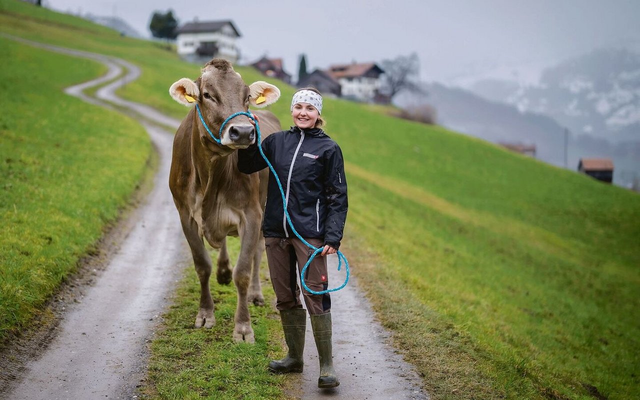«Die braune Kuh gehört hierher», sagt die Braunviehkönigin aus der Ostschweiz. Sie ist selbst begeisterte Züchterin.