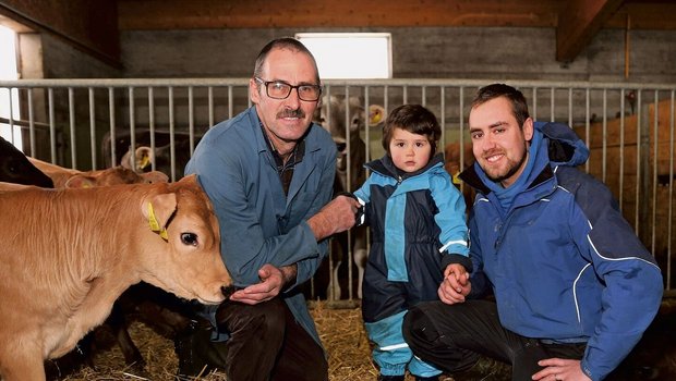 Die Betreuung der Mastkälber ist bei der Familie Arnold ein Generationenprojekt: Der aktuelle Betriebsleiter Alois, Jungbauer Samuel und der zukünftige Betriebsleiter Christian Arnold (v. l.). 