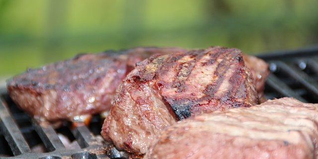 Lebensmittel kosten in der Schweiz allgemein mehr als in anderen europäischen Ländern. Bei Fleisch ist der Unterschied aber besonders gross. (Bild Pixabay)