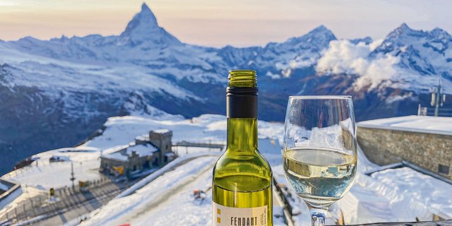 Zwei Symbole für das Wallis: Das Matterhorn und ein Fläschchen Fendant. Im Rhonetal ist aber nicht alles eitel Sonnenschein – in der Weinbranche geben die Grossen den Ton an. (Bild lja)