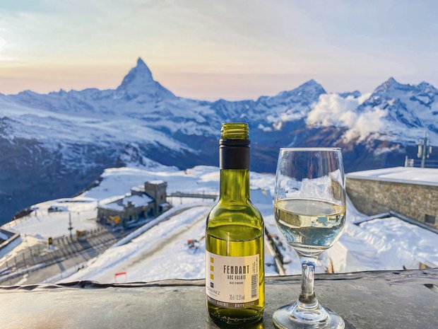 Zwei Symbole für das Wallis: Das Matterhorn und ein Fläschchen Fendant. Im Rhonetal ist aber nicht alles eitel Sonnenschein – in der Weinbranche geben die Grossen den Ton an. (Bild lja)