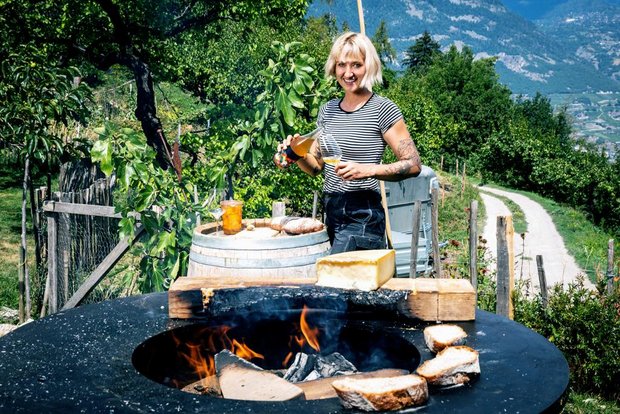 Ilona Thétaz kauft Trauben von befreundeten Produzenten und keltert sie wo immer in einem Keller Platz ist. (Bild Ueli Christoffel / SRF)