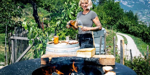 Ilona Thétaz kauft Trauben von befreundeten Produzenten und keltert sie wo immer in einem Keller Platz ist. (Bild Ueli Christoffel / SRF)