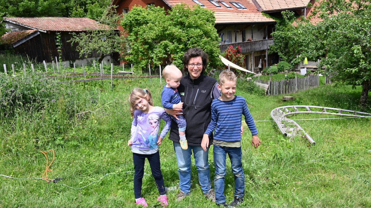 Rahel Kilchsperger, hier mit den drei Kindern, weiss nun, wie sie bei einem erlittenen Schadenfall vorgehen muss. (Bild Andrea Wyss)