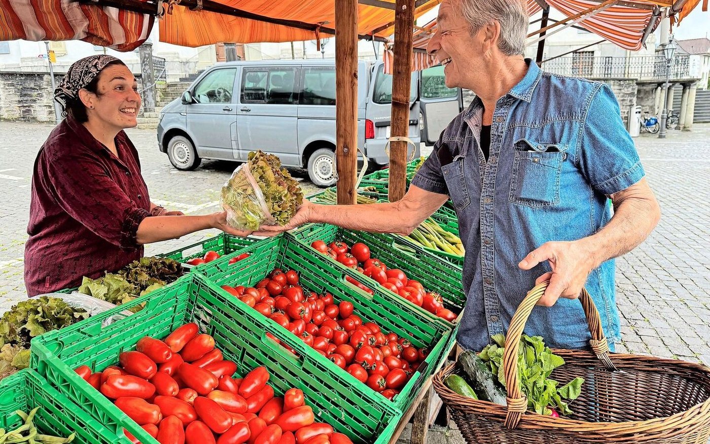 Katrin Odermatt liebt den Kontakt zu den Kunden, so wie hier am Gemüsestand des Stanser Wuchemärcht. Für diesen Markt werden noch weitere Anbieter gesucht.