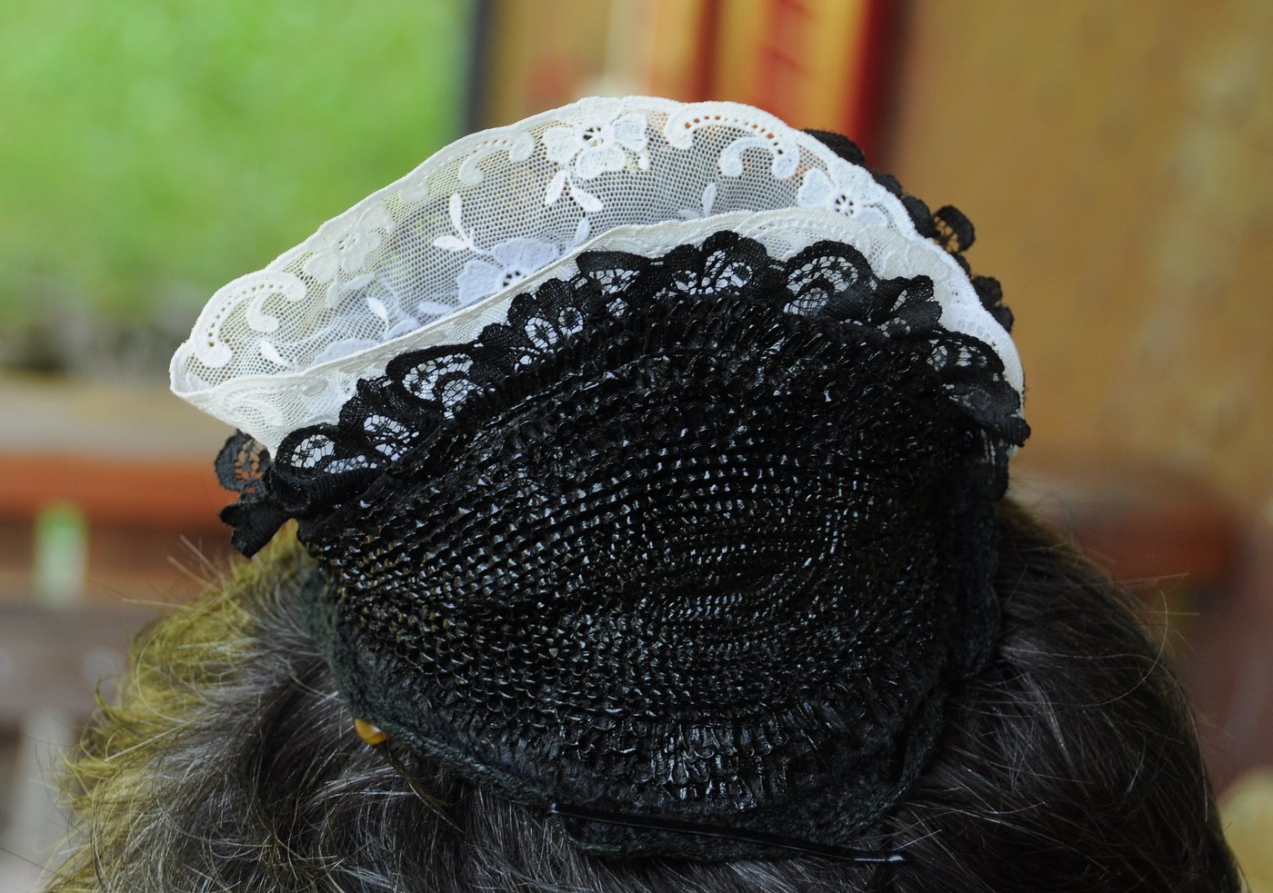 Die Haube der Urner Tracht glänzt dank Hutlack schwarz.