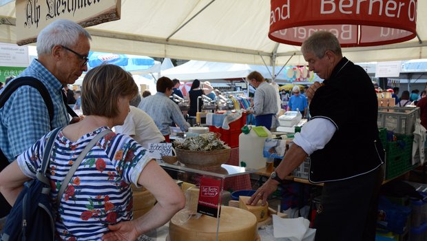 Hans Rösti schneidet Käse. Die Besucher schätzen das reiche Angebot an der Sichlete und den Kontakt zu den Produzenten. (Bilder sb)