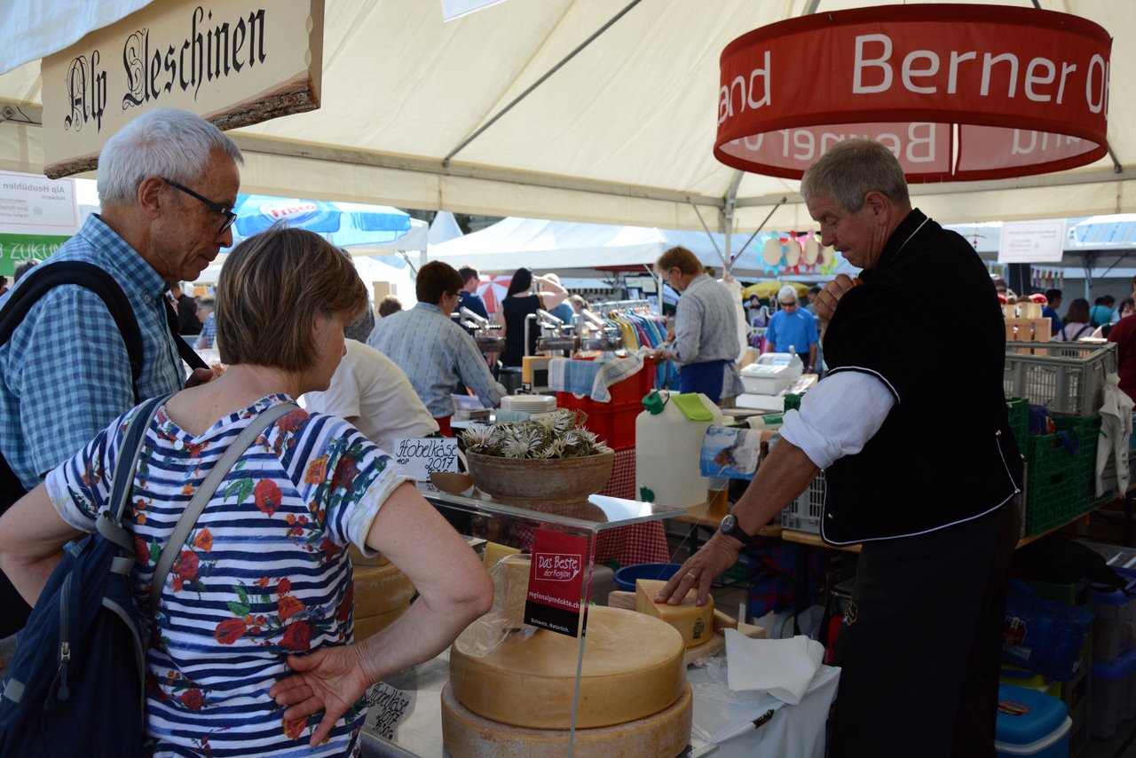 Hans Rösti schneidet Käse. Die Besucher schätzen das reiche Angebot an der Sichlete und den Kontakt zu den Produzenten. (Bilder sb)
