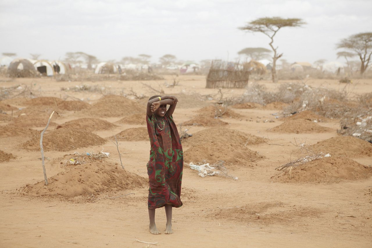 Ein Mädchen inmitten in einem Massengrabs für Kinder in Dadaab (Kenia). (Bild Oxfam East Africa)