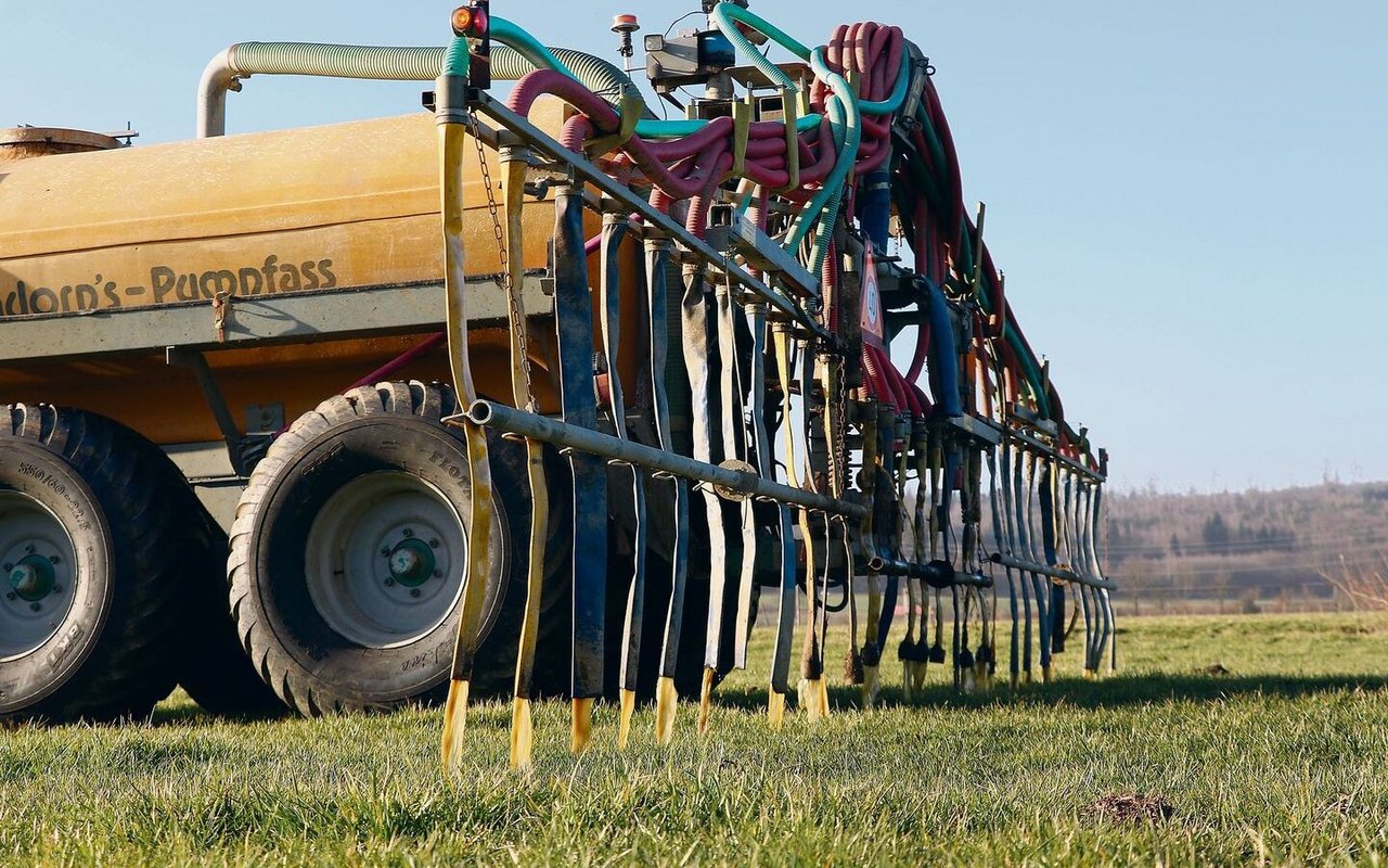 Während der milden Tage hat man vielerorts Landwirte beim Güllen beobachten können. Ob dies zulässig ist, müssen Landwirte am besten mittels Checkliste der Kantone beurteilen. 