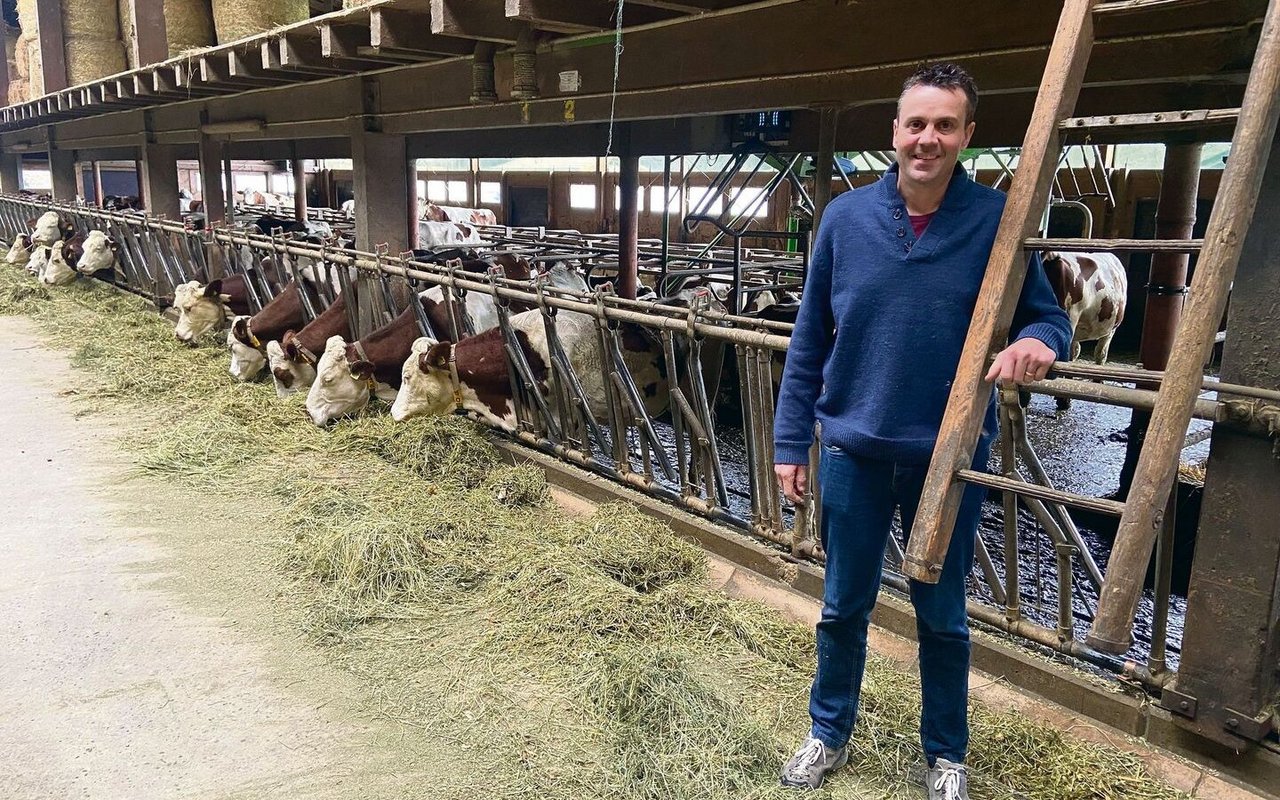 Vor dem nächsten Schritt auf der Karrierenleiter? Boris Beuret in seinem Laufstall, wo er 60 Montbéliarde-Kühe hält. Mit ihrer Robustheit und der flachen Laktationskurve seien sie ideal für seinen Biobetrieb. 
