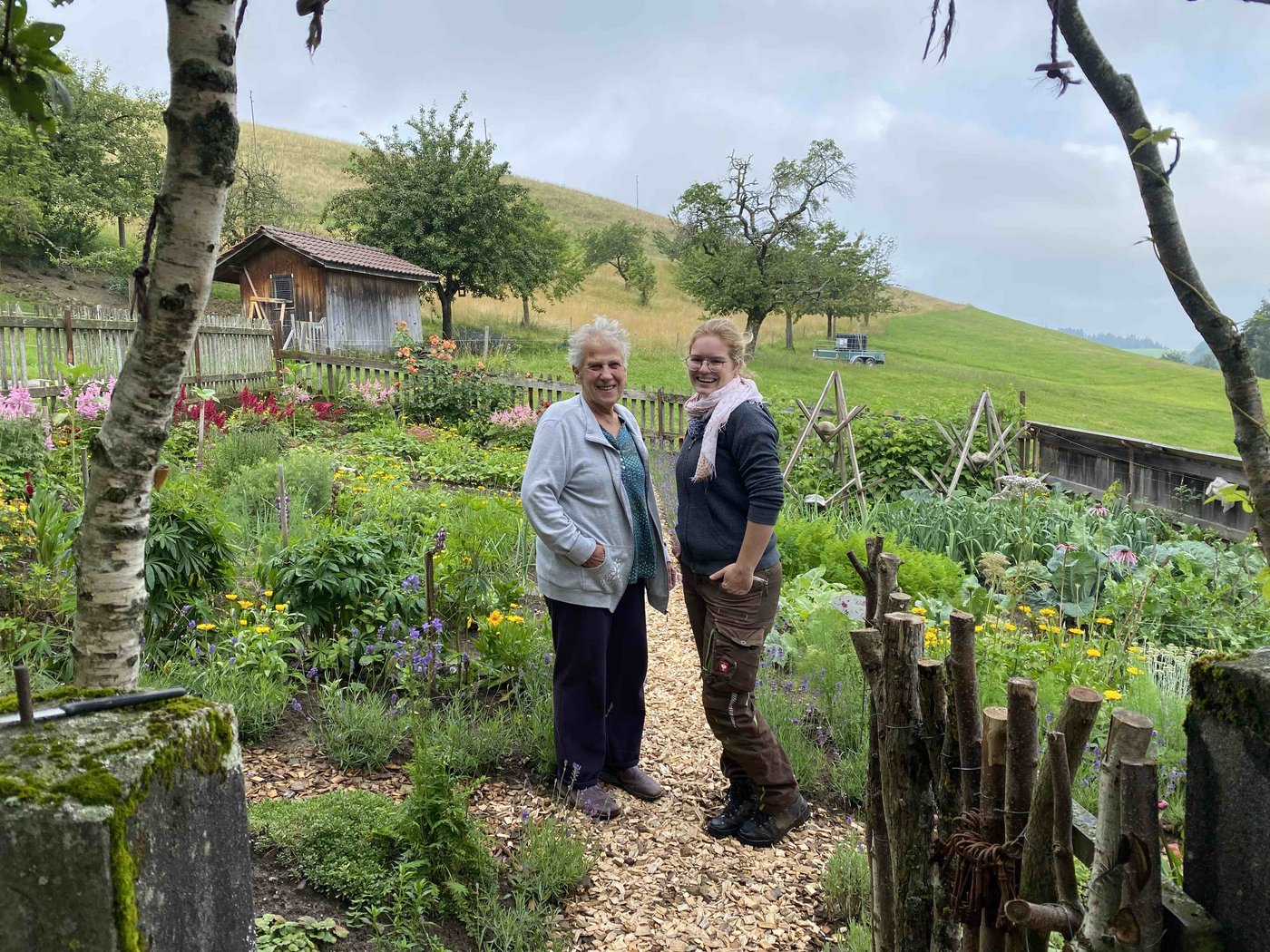 Seit dem Frühling 2021 arbeiten Marie Gerber und Anina Marbot zusammen im alten Bauerngarten. Im Frühling hat Marbot den kränkelnden Buchs durch Lavendel ersetzt. (Bilder jsc)