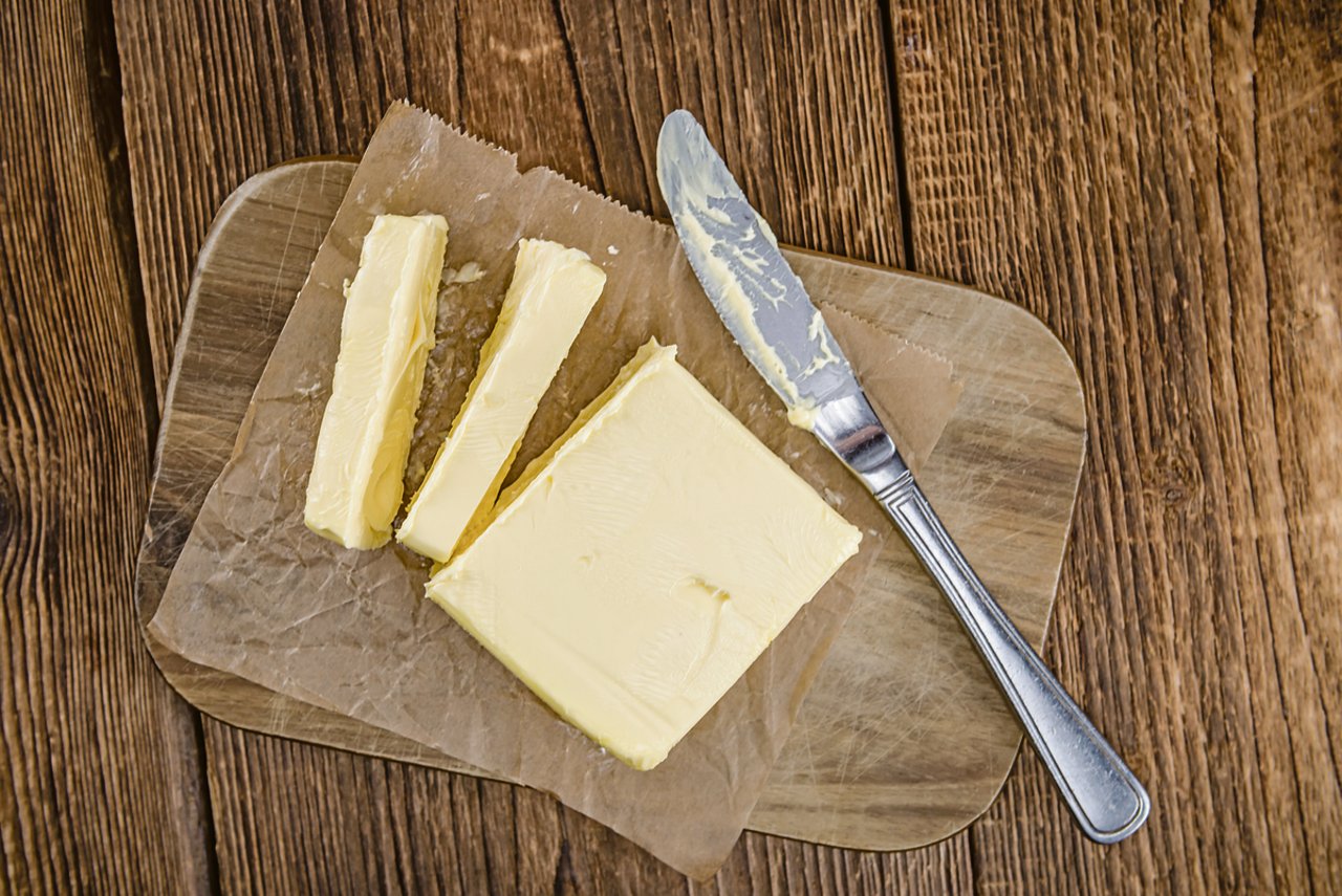 Die Produzenten müssen auf dem Buttermarkt voraussichtlich weitere schmerzhafte Einschnitte, sprich Abzüge, in Kauf nehmen. (Bild Fotolia)