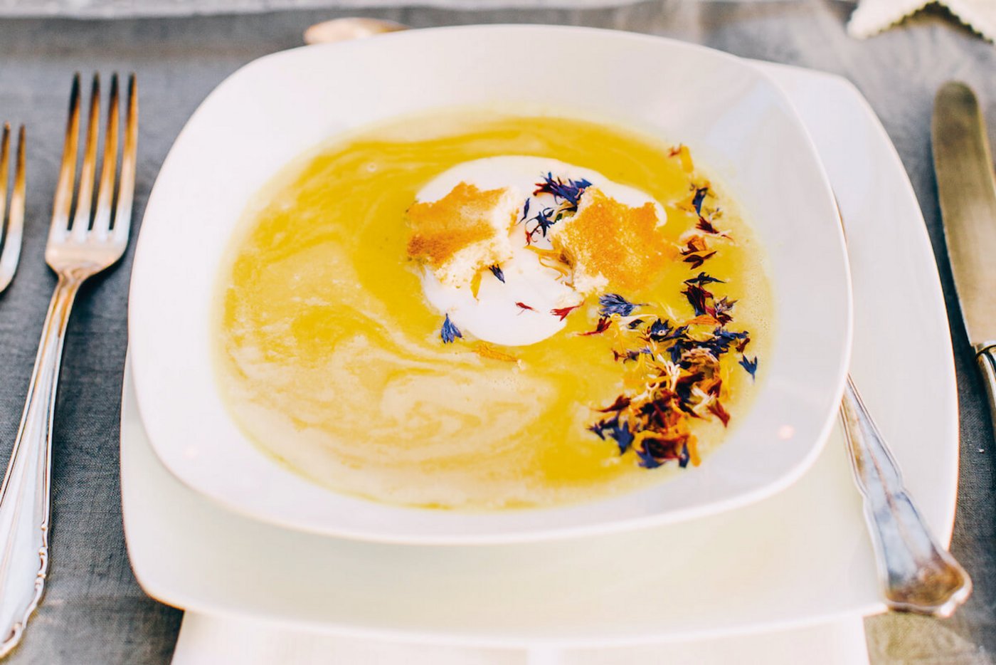 Die Vorspiese des Festmenus: Safran-Cremesuppe (Foto: Kathrin Toldo)