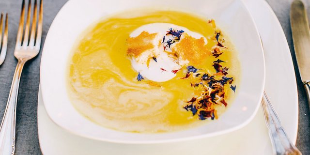 Die Vorspiese des Festmenus: Safran-Cremesuppe (Foto: Kathrin Toldo)