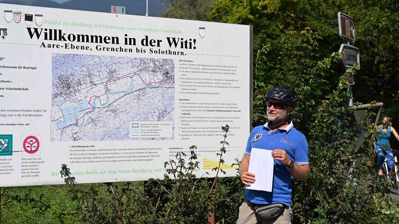 Zu Beginn der Exkursion erklärt Jonas Lüthy, wie das Landwirtschafts- und Naturschutzgebiet Witi entstanden ist. 