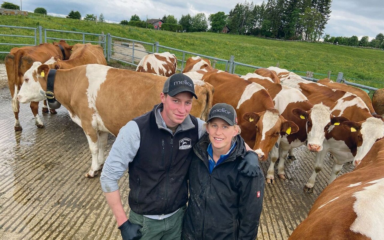 Raphaël und Florence Tagini inmitten ihrer Herde beim Melkstand auf der Sommerweide: «Viel Milch aus dem Grundfutter, bescheidener Kraftfutterbedarf und tiefe Zellzahlen», bilanziert die junge Swiss-Fleckvieh-Züchterin begeistert.