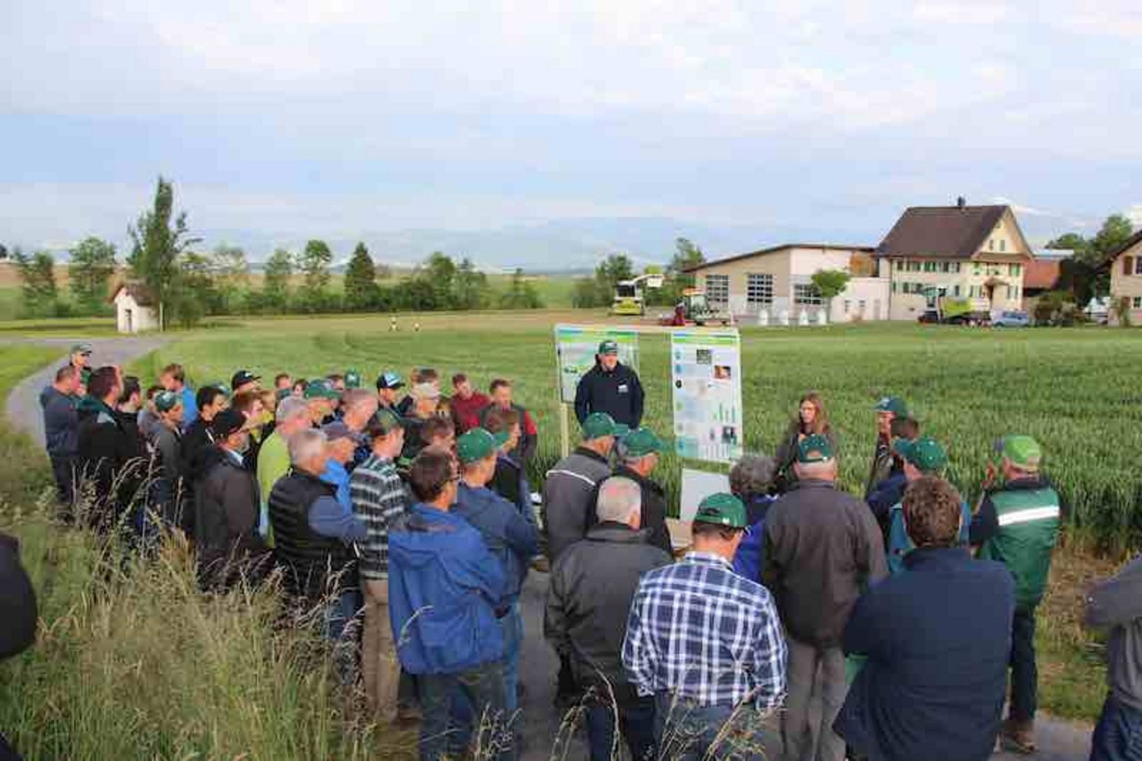 120 Bauern liessen sich auf dem Tönihof in Alikon AG über die Kulturen und den Einsatz vom TMCE-Produkten informieren. (Bild rü)