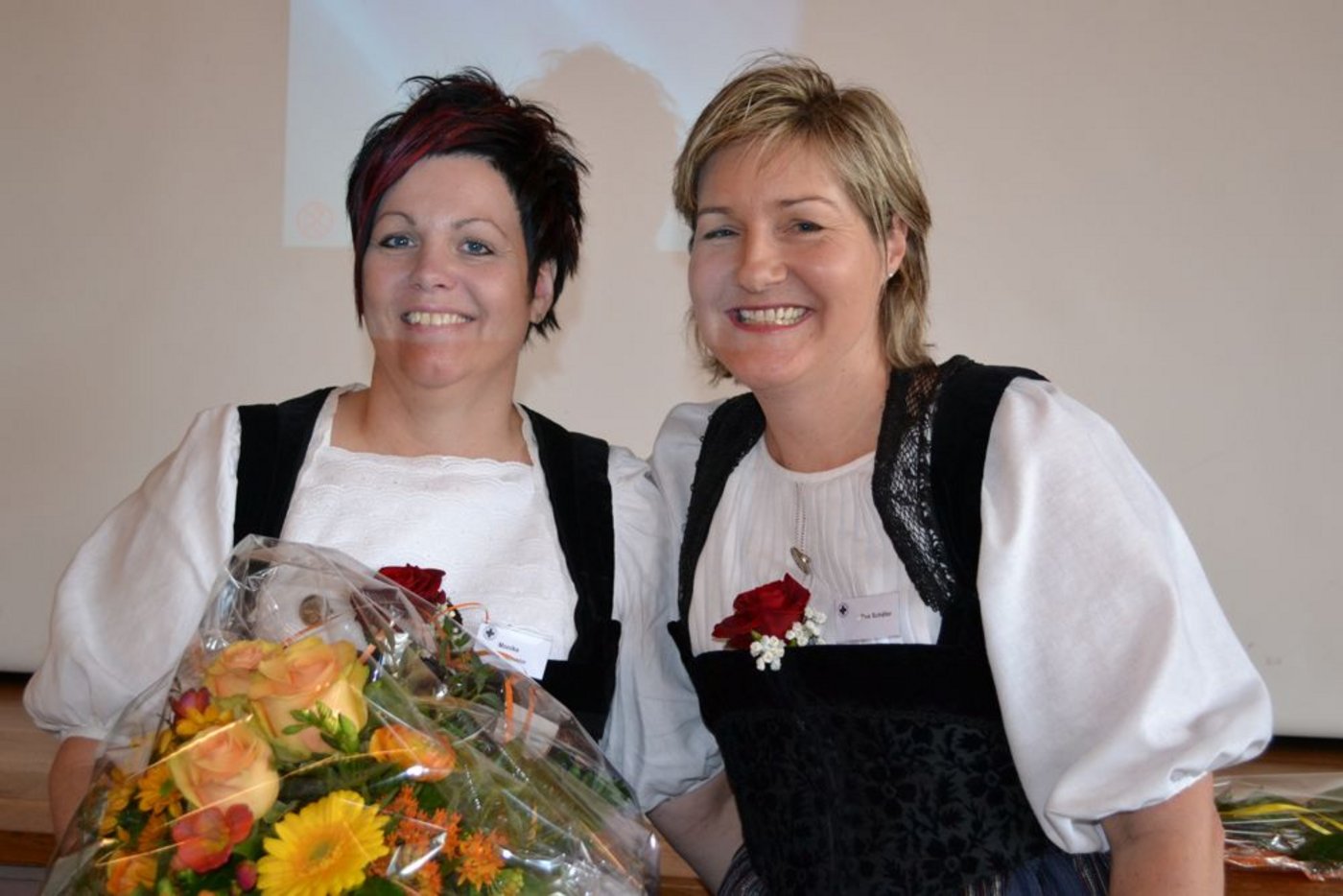 Monika Mosimann (links) übernimmt von Eva Schäfer das Präsidium des Landfrauenvereins Berner Oberland. (Bild Alois Heinzer)