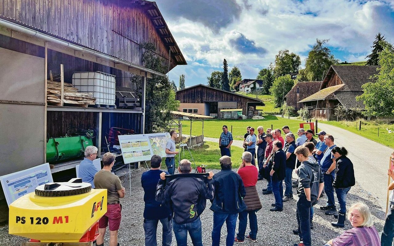 Themen wie Zuckerrübenanbau und die Umsetzung der parlamentarischen Initiative standen im Mittelpunkt der Liebegger Herbsttagung bei Andrea und Lukas Gautschi.