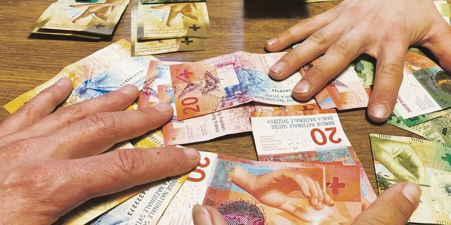 Die Geldflut führt zu einem Anlagenotstand. Banken sind deshalb eher grosszügiger geworden bei der Vergabe von Krediten, auch in der Landwirtschaft.(Bild BauZ)