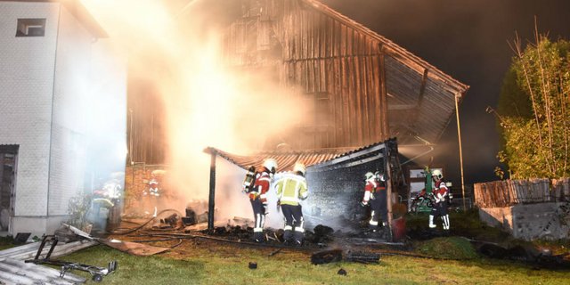 Die Feuerwehren brachten den Brand rasch unter Kontrolle und konnten diesen löschen. Es entstand Sachschaden von mehreren zehntausend Franken. (Bildquelle: Kantonspolizei St.Gallen)