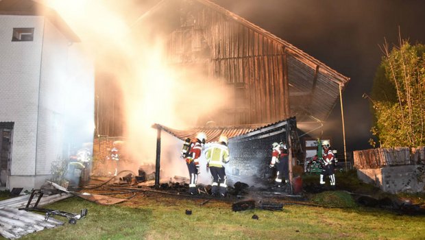 Die Feuerwehren brachten den Brand rasch unter Kontrolle und konnten diesen löschen. Es entstand Sachschaden von mehreren zehntausend Franken. (Bildquelle: Kantonspolizei St.Gallen)