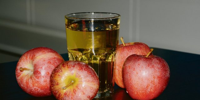 Bei der Bewertung des Süssmostes wird auf Geruch in der Nase und Geschmack im Gaumen getestet.(Bild BauZ)