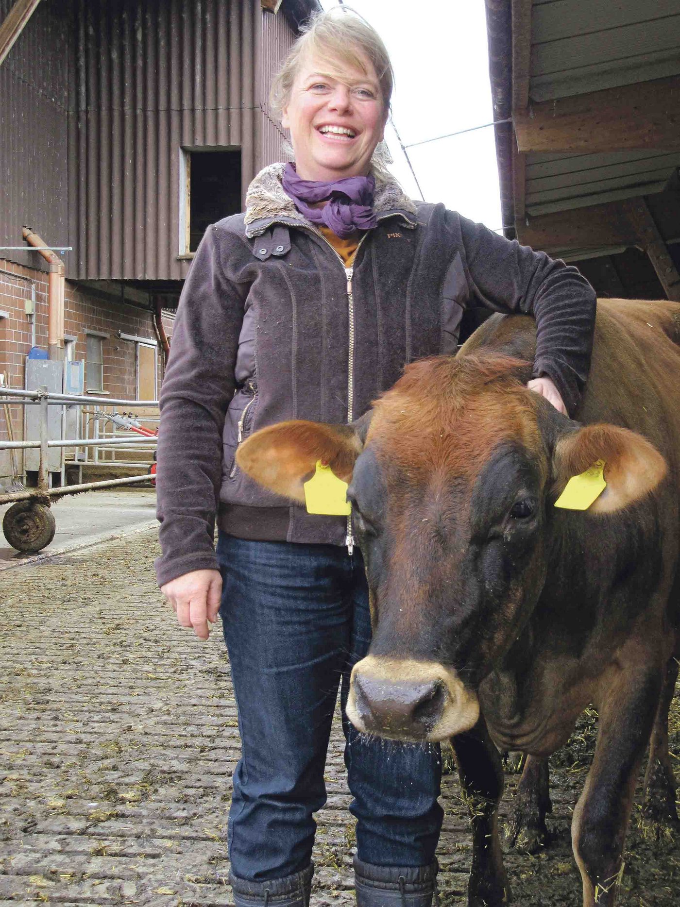 Charlotte Keller mit Marilyn, ihrer eigenen Kuh. Sie hat sie als dreimonatiges Kalb gekauft. (Bild mr)