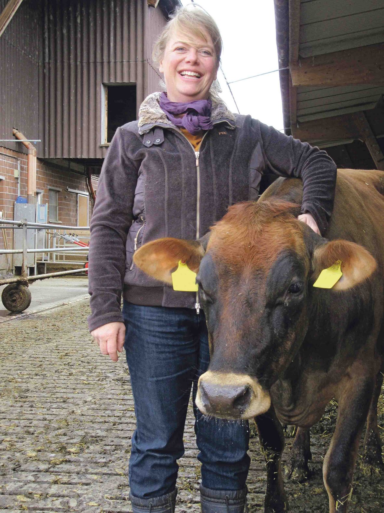 Charlotte Keller mit Marilyn, ihrer eigenen Kuh. Sie hat sie als dreimonatiges Kalb gekauft. (Bild mr)