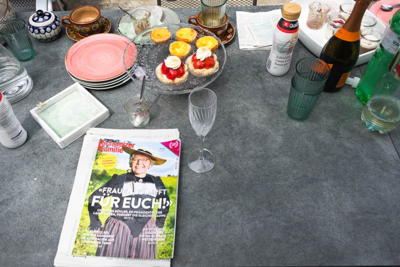 Christine Bühler auf dem Cover: Die ehemalige Präsidentin des Bäuerinnen- und Landfrauenverbandes ist für die Frauen am Tisch ein Vorbild und eine Vorkämpferin für die soziale Absicherung der Bäuerin.