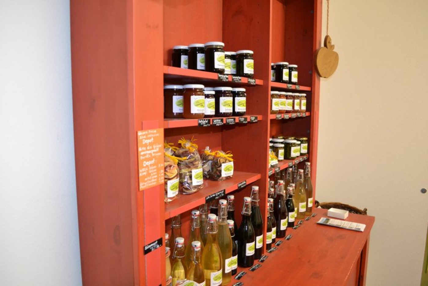 Sowohl die üblichen als auch neue Kunden schätzen in der aktuellen Corona-Krise das Angebot von Hofläden. (Bild jsc)