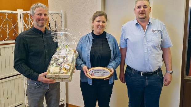 Gewinner des Innovat Gewinner des Innovationspreises (v. l.) Martin von Holzen und Anita Z’Rotz, mit Vorstandsmitglied Beat Risi.
