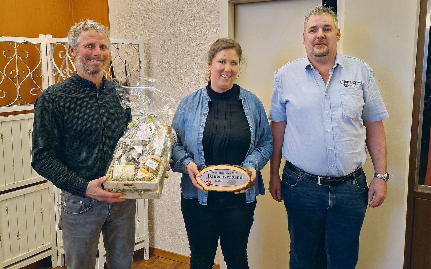 Gewinner des Innovationspreises (v. l.) Martin von Holzen und Anita Z’Rotz, mit Vorstandsmitglied Beat Risi.  