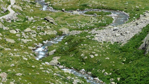 Seit rund zehn Jahren ist bekannt, dass Bäche, Seen und Flüsse der Alpen natürlicherweise CO2 an die Atmosphäre abgeben. (Bild Pixabay)