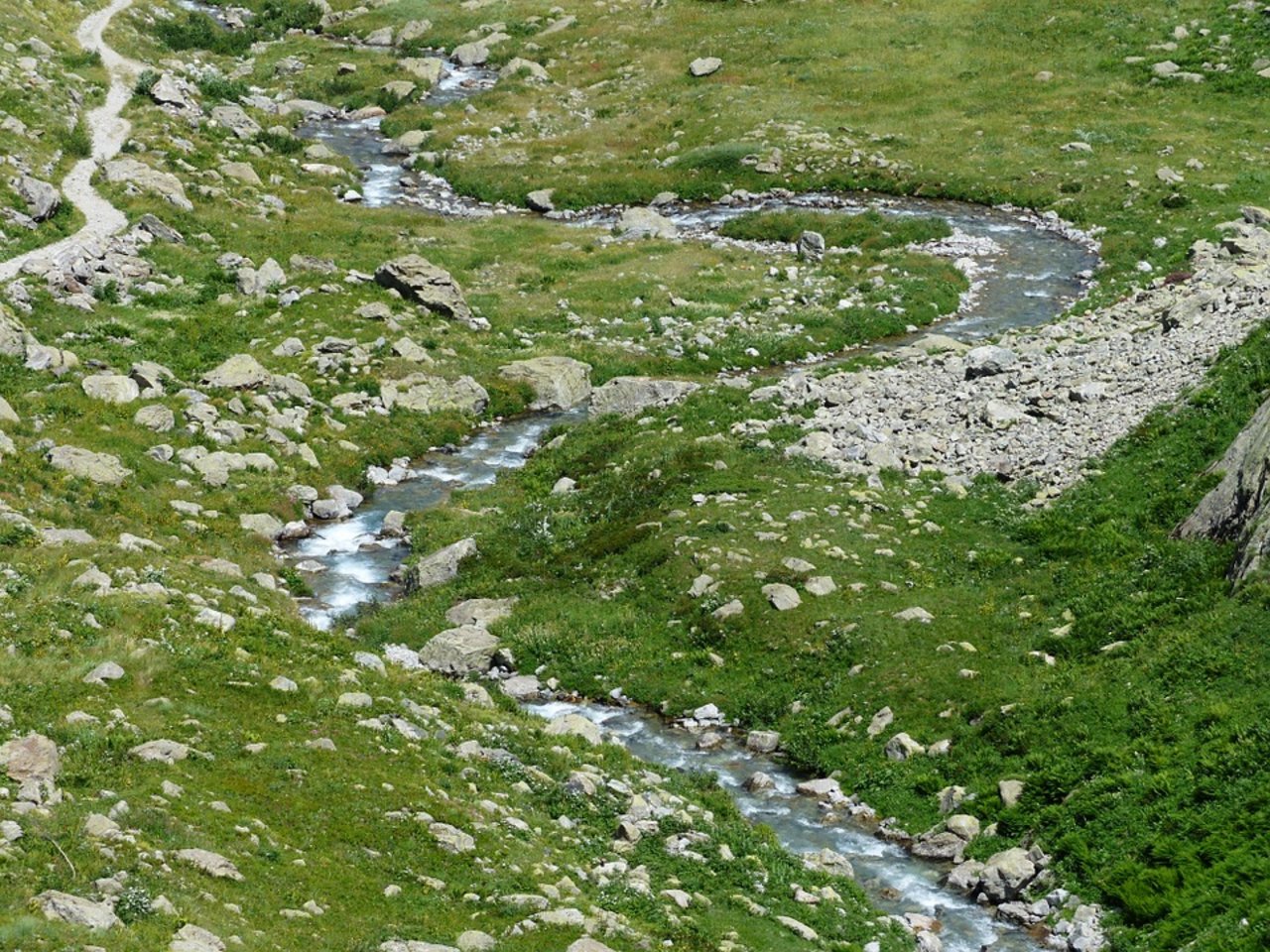Seit rund zehn Jahren ist bekannt, dass Bäche, Seen und Flüsse der Alpen natürlicherweise CO2 an die Atmosphäre abgeben. (Bild Pixabay)