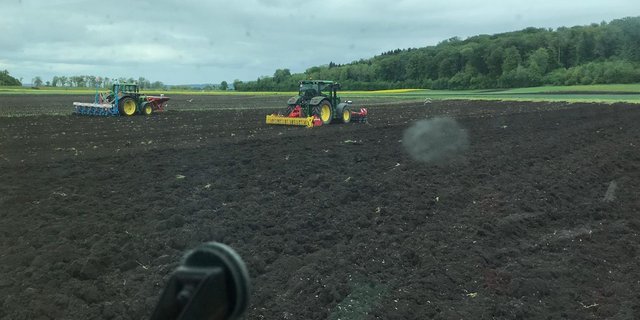 Während Vater Streit sein Feld pflügt, säen und eggen seine Nachbarn auf derselben Parzelle. So geht arbeiten – Hand in Hand. (Bild Lukas Streit)