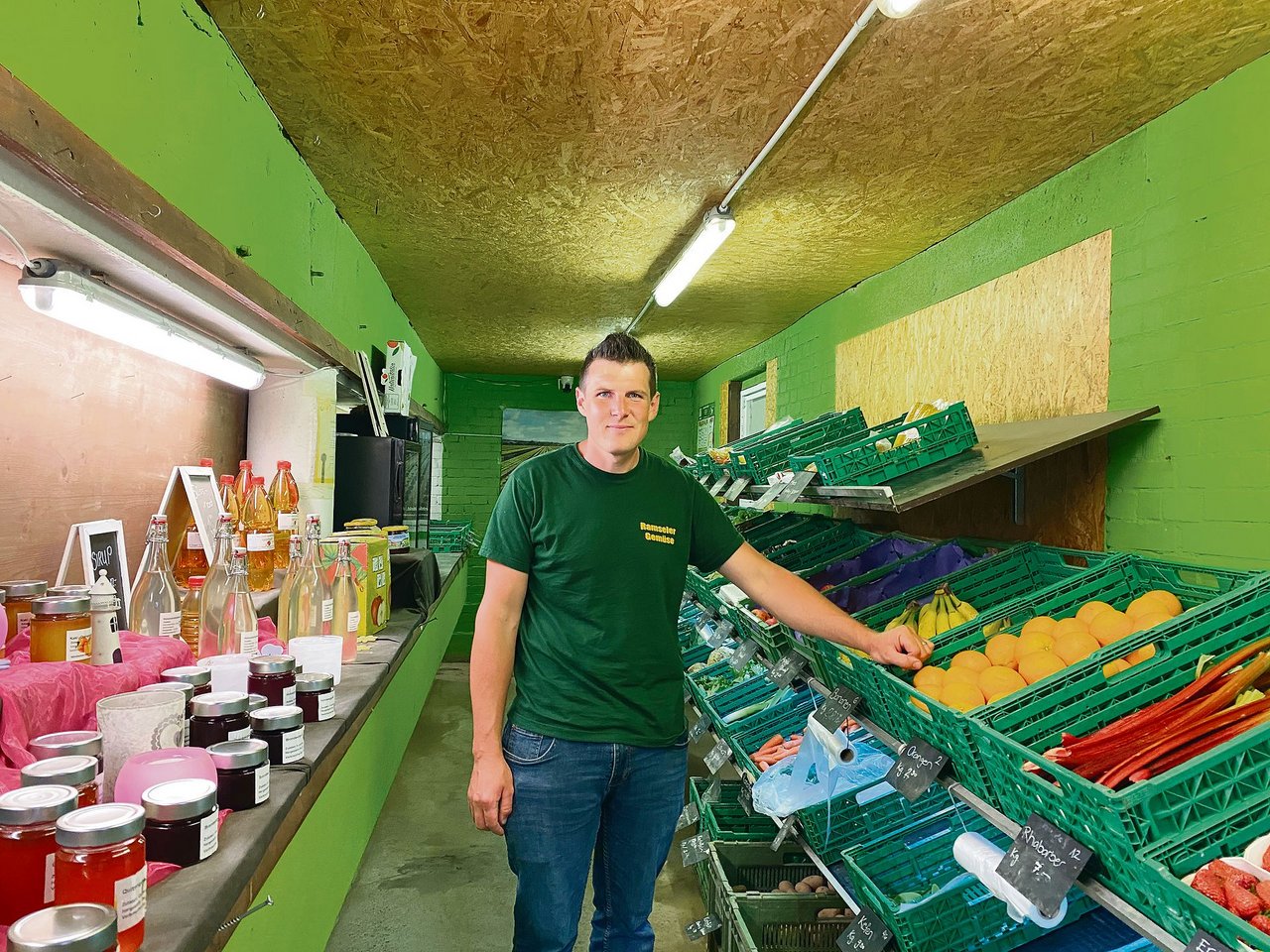 Yves Ramseier verkauft seit 2008 einen Teil seines Gemüses direkt. Die gute Lage an der Hauptstrasse trägt zum Erfolg des Hofladens bei. (Bild Jeanne Woodtli/BauernZeitung)